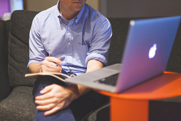 businessman-man-apple-laptop-600